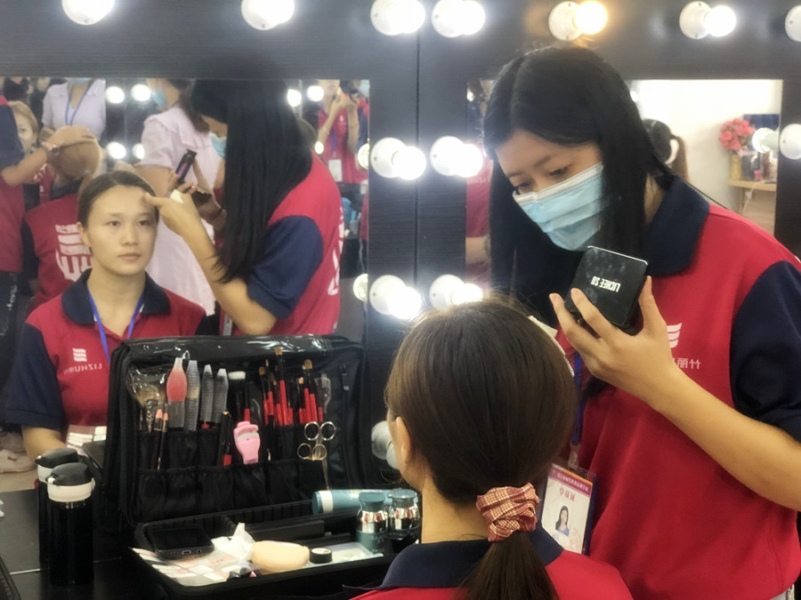 如何打造自然底妝？廣西彩妝教學(xué)基礎(chǔ)