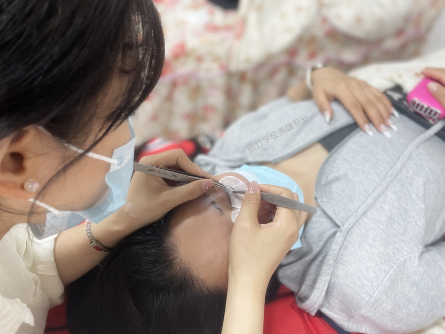 南寧美睫：不同經(jīng)驗(yàn)的美睫師如何選擇膠水？