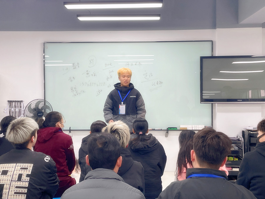 同學(xué)，歡迎來到廣西美發(fā)教育學(xué)校