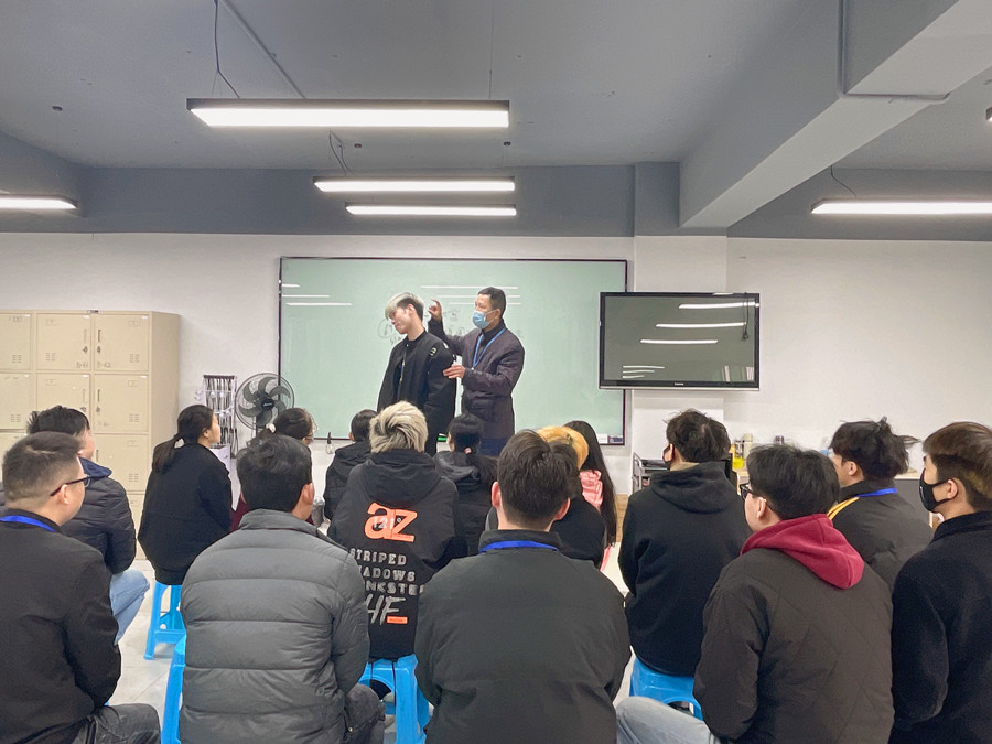 起發(fā)腳是什么？南寧學(xué)理發(fā)剪發(fā)培訓(xùn)