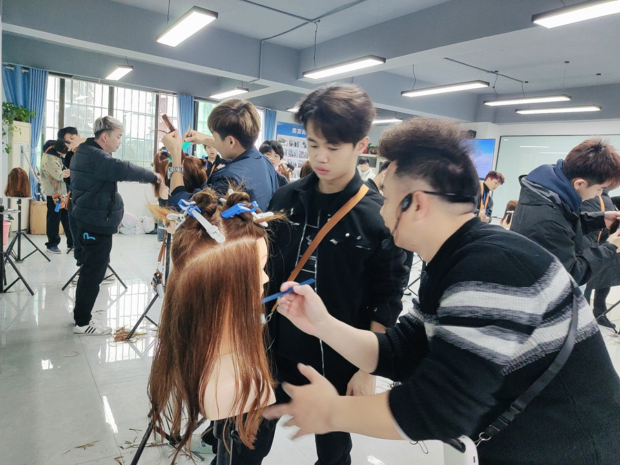 南寧剪女發(fā)哪里時(shí)尚？南寧哪里可以學(xué)剪女？