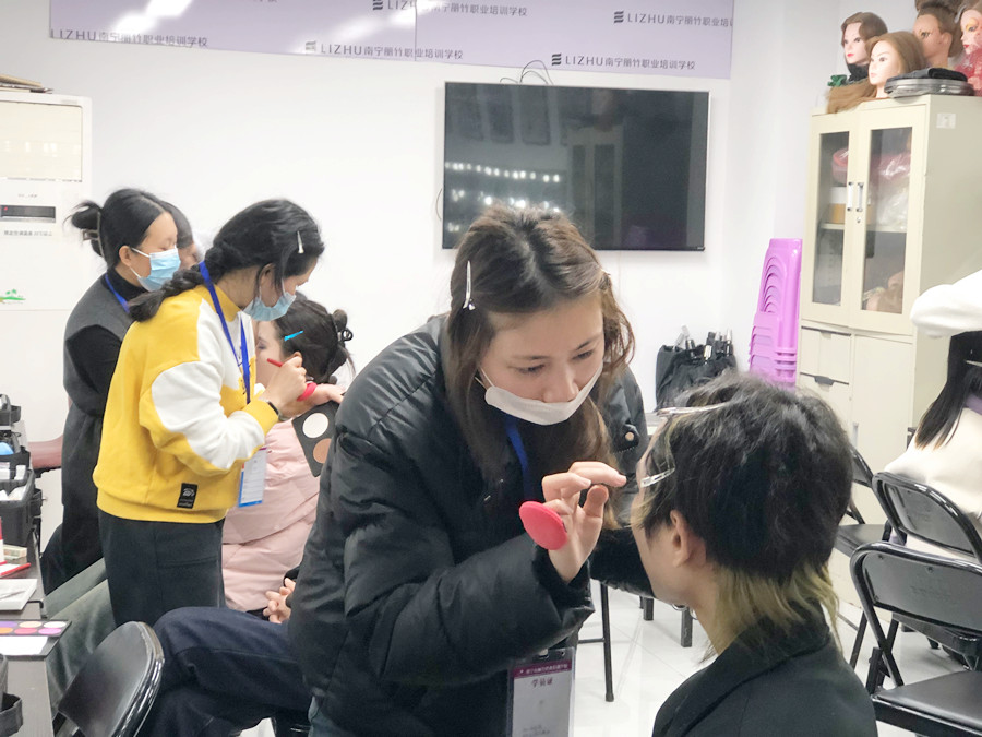 廣西化妝基礎(chǔ)短期：零基礎(chǔ)學(xué)化妝入門學(xué)什么？