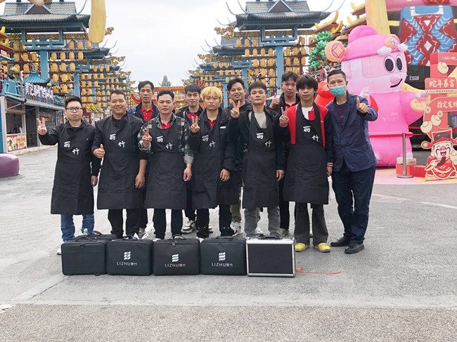 廣西美發(fā)職業(yè)學(xué)?！岸露挲堫^”義剪活動