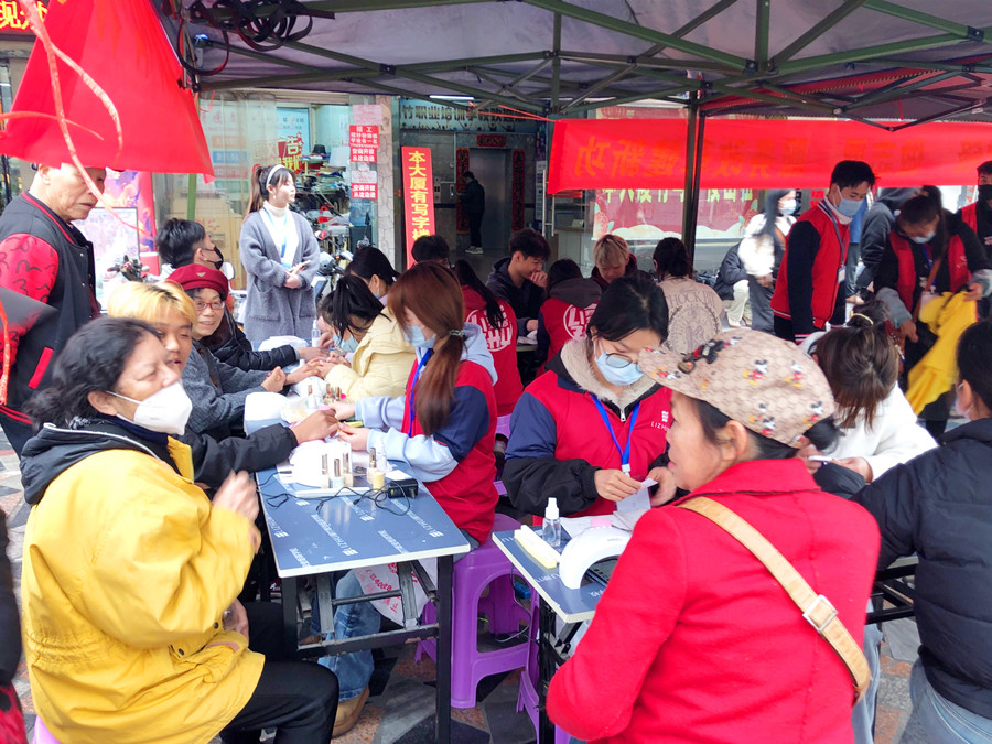 美甲活動(dòng)免費(fèi)，南寧美甲造型專業(yè)學(xué)校開啟“學(xué)雷鋒月”