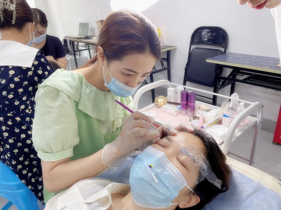 南寧教紋繡：如何掌握紋繡上色的時間？