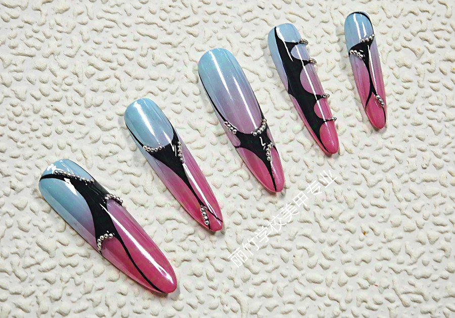  漸變線條美甲，廣西美甲學(xué)院實訓(xùn)作品