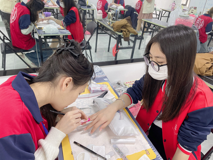 光療美甲進(jìn)氣泡怎么辦？南寧美甲課件講解