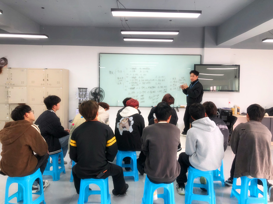 廣西燙發(fā)專業(yè)教案：如何正確蓋白發(fā)？