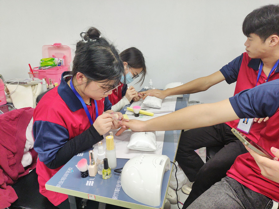 南寧學(xué)美甲的年齡限制？南寧學(xué)美甲去哪里？