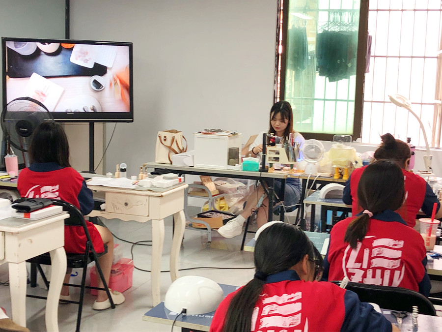 想在南寧學(xué)美甲技術(shù)，歡迎報(bào)讀麗竹學(xué)校