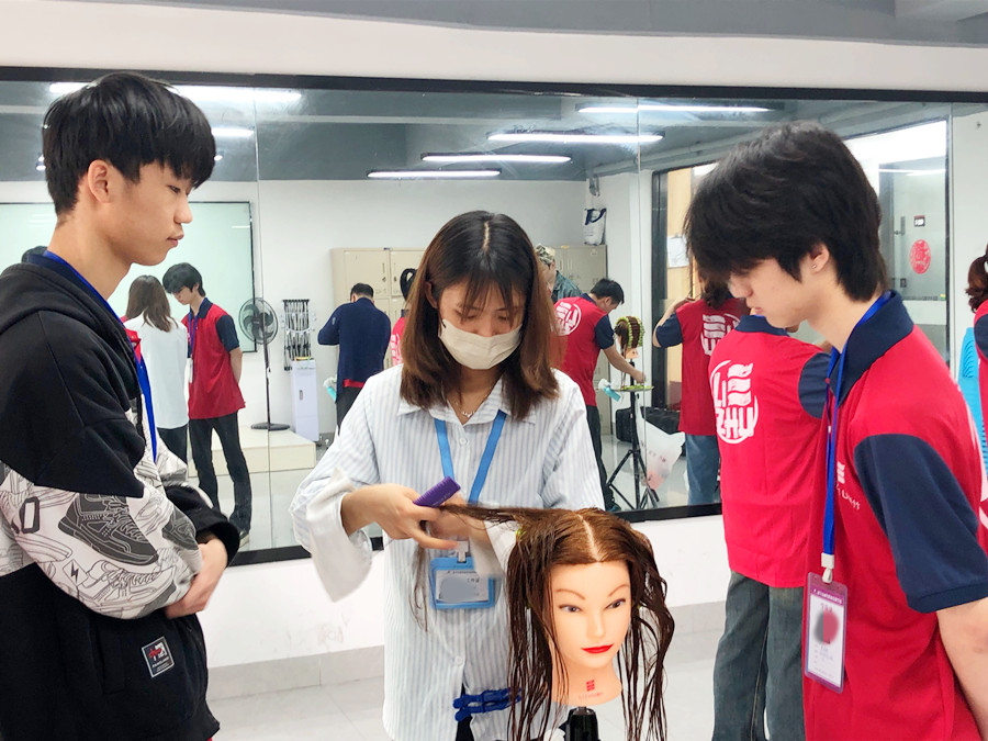 標(biāo)準(zhǔn)杠練習(xí)重點(diǎn)，南寧花式燙發(fā)學(xué)校解析