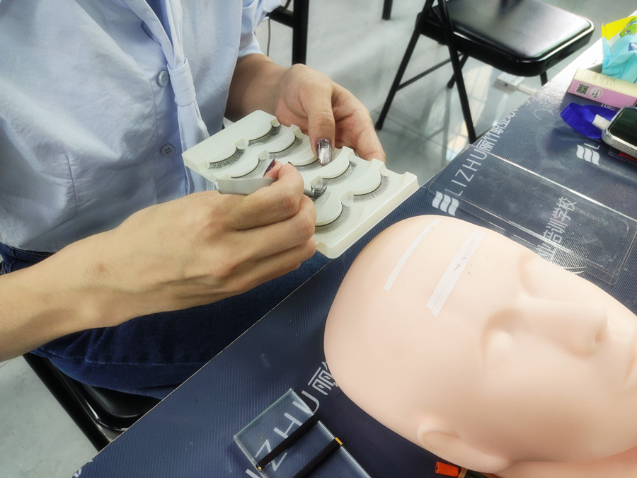 美睫單根嫁接教程，南寧美睫專業(yè)培訓(xùn)