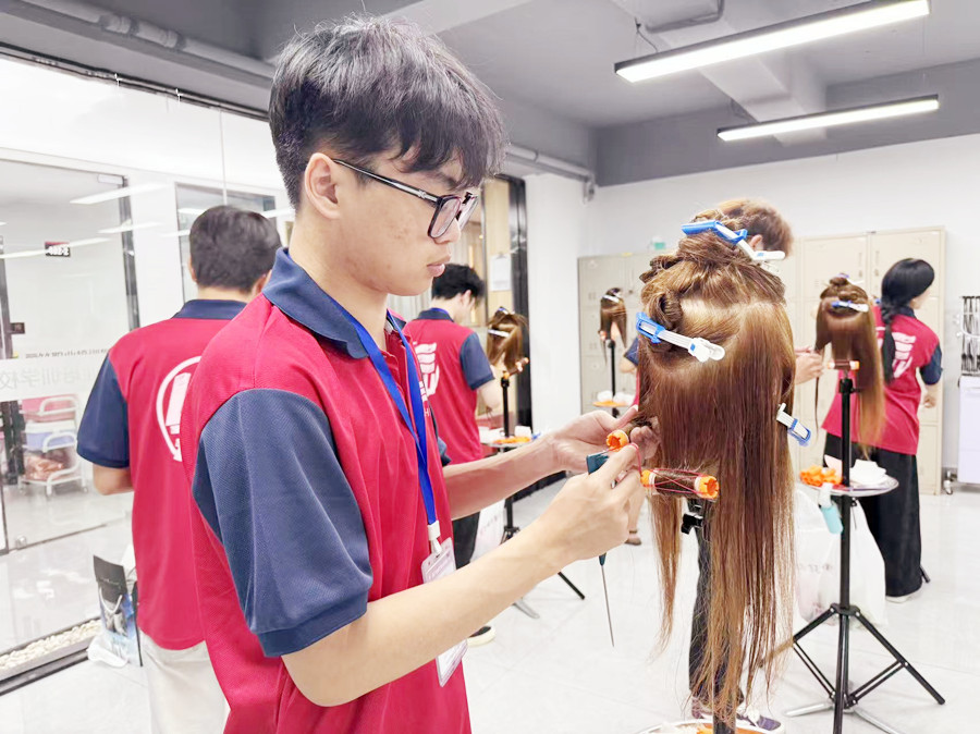 南寧學燙發(fā)：如何使用卷筒弄卷發(fā)