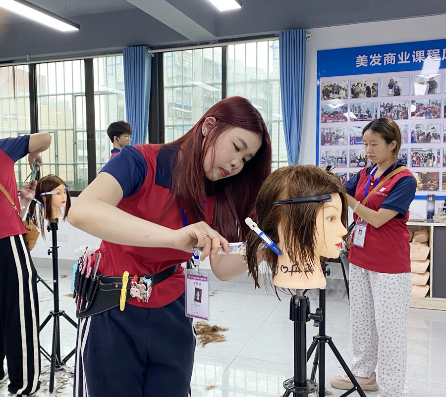 幼態(tài)臉選發(fā)型的關(guān)鍵，南寧剪發(fā)造型女士教學(xué)