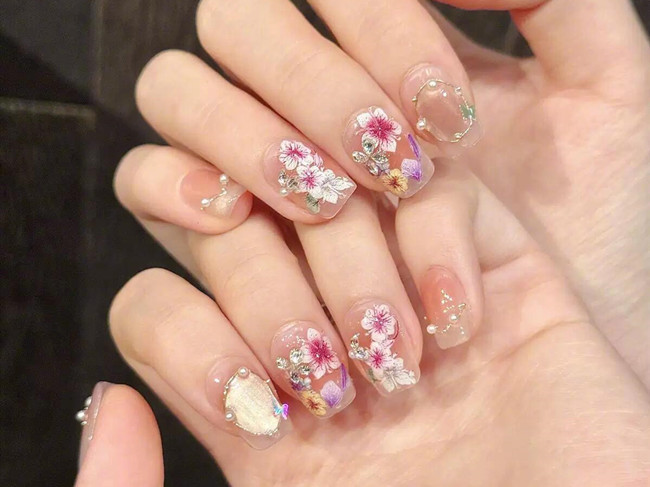南寧美甲深造：多巴胺花朵彩繪美甲