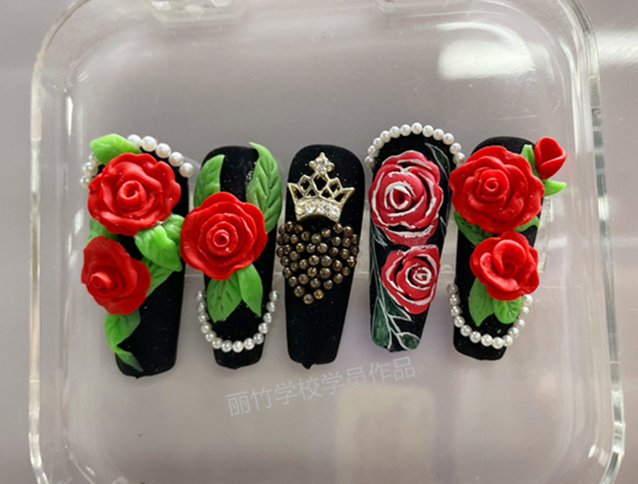 輕奢玫瑰雕花美甲，南寧美甲學(xué)校學(xué)員作品