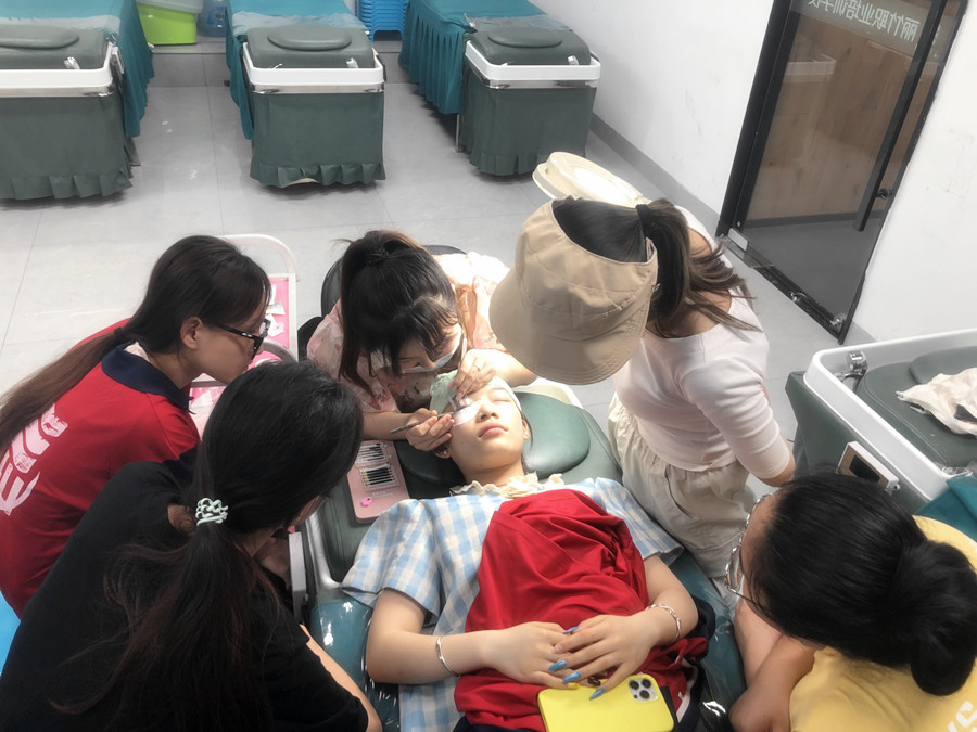 讓美睫保持時間長的技巧，學(xué)美睫從零開始