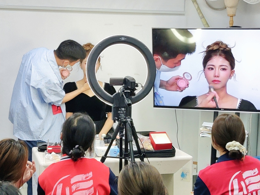 如何畫(huà)好千金妝？南寧學(xué)化妝到哪去？