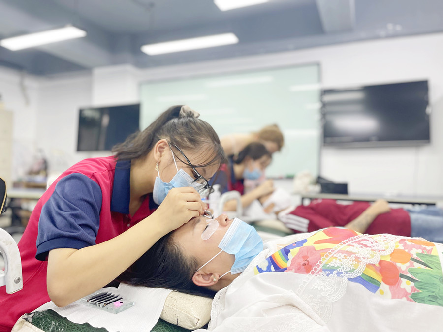 如何成為高價(jià)美睫師？南寧美睫學(xué)校排行分享技巧