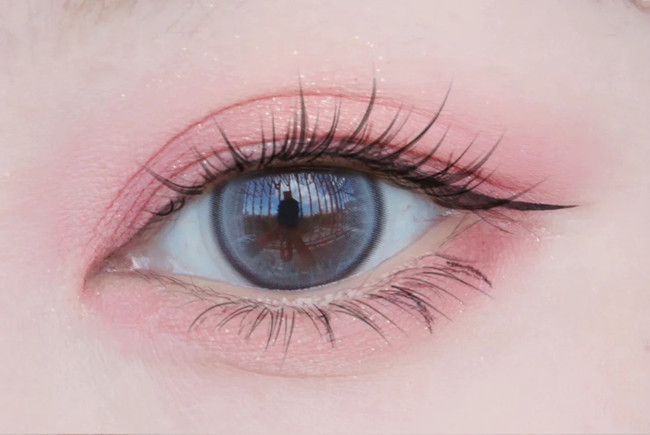 眼影平涂法重點解析，廣西化妝專業(yè)教學