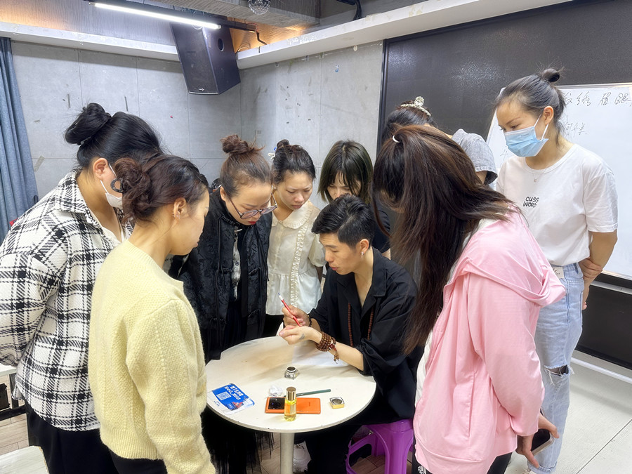 薄唇和厚唇的調(diào)整方法，廣西紋繡進(jìn)修深造培訓(xùn)?