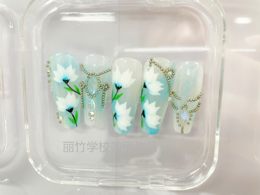手繪花朵珠鏈美甲，南寧美甲進(jìn)修深造