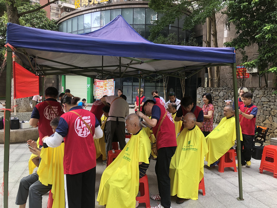 廣西美發(fā)職業(yè)學(xué)校開展“學(xué)雷鋒”免費(fèi)理發(fā)活動(dòng)。