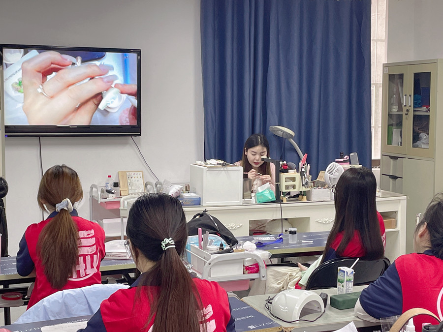 廣西學(xué)美甲有前途嗎？廣西美甲行業(yè)的前景如何？