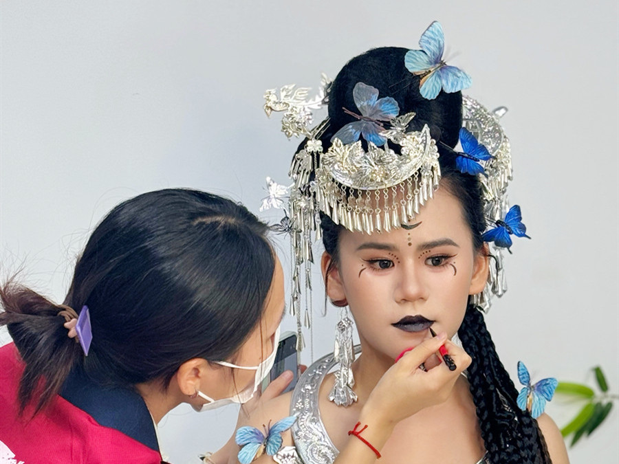 苗疆寫真造型，學(xué)化妝寫真南寧市