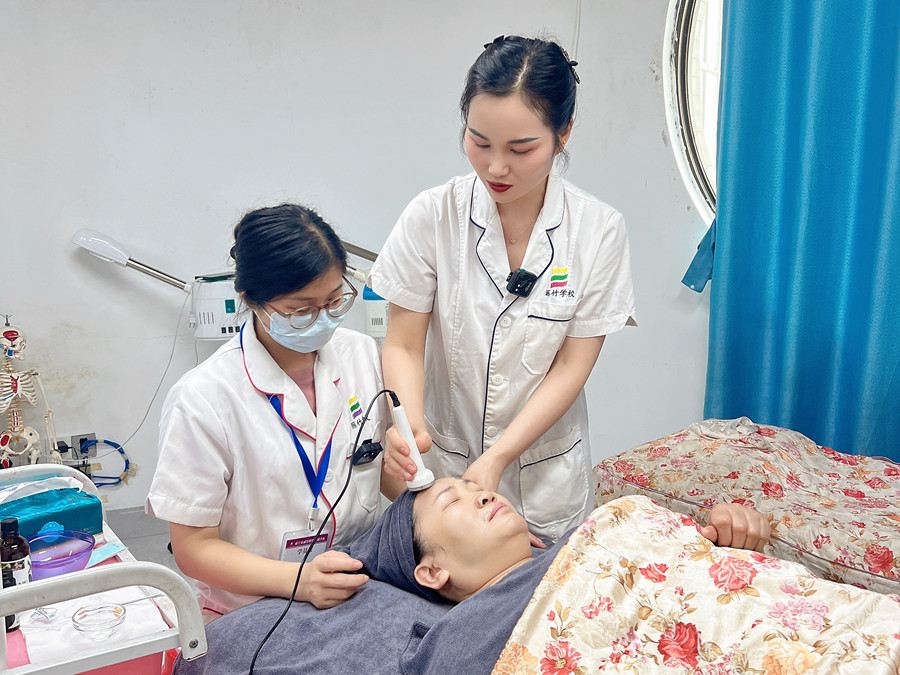 定期深層清潔面部肌膚的好處，廣西美容護(hù)膚學(xué)習(xí)