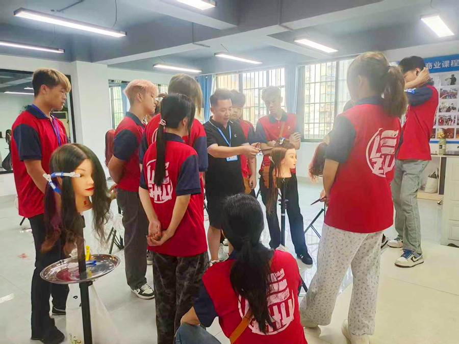 高層次鎖骨發(fā)的特點(diǎn)，0基礎(chǔ)學(xué)剪發(fā)