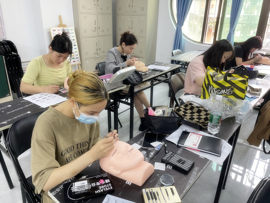 睫毛的基礎(chǔ)知識(shí)，南寧美甲培訓(xùn)正規(guī)講解