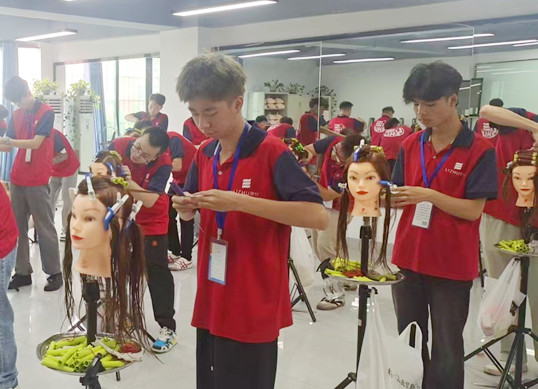 廣西學(xué)美發(fā)有前途嗎？廣西美發(fā)發(fā)展前景