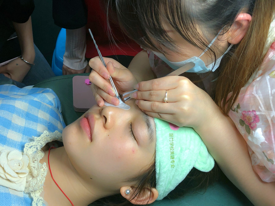 美睫師拿鑷子的標(biāo)準(zhǔn)，美睫教學(xué)零基礎(chǔ)