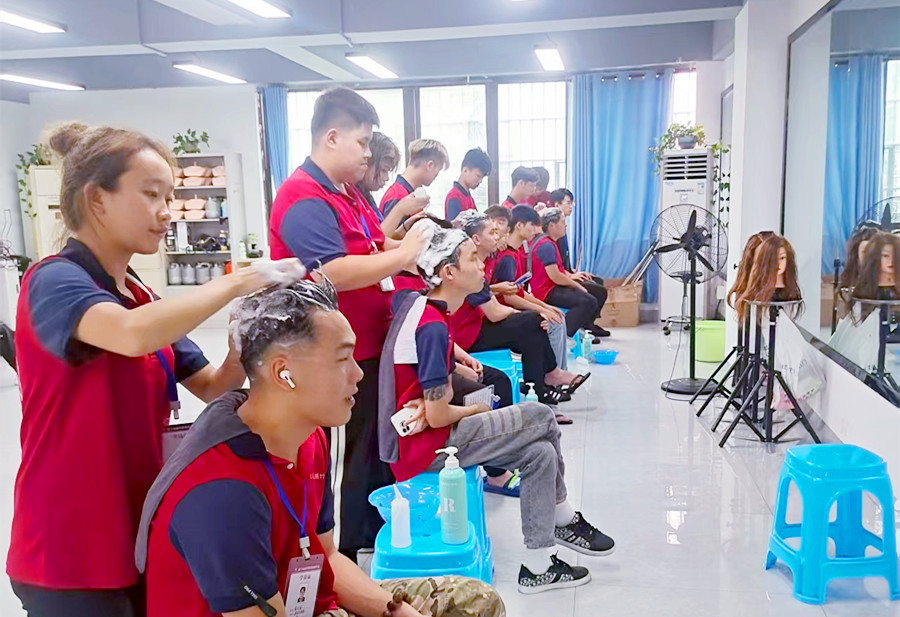 廣西美發(fā)店洗護培訓(xùn)學(xué)員課堂練習(xí)