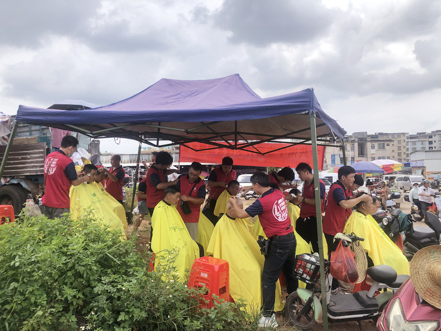 南寧美發(fā)男士精剪造型班外出義剪，大受歡迎