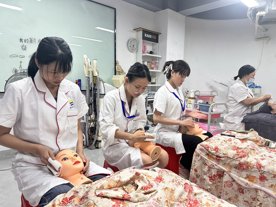 美容新手用假頭模練習(xí)的好處，學(xué)美容0基礎(chǔ)