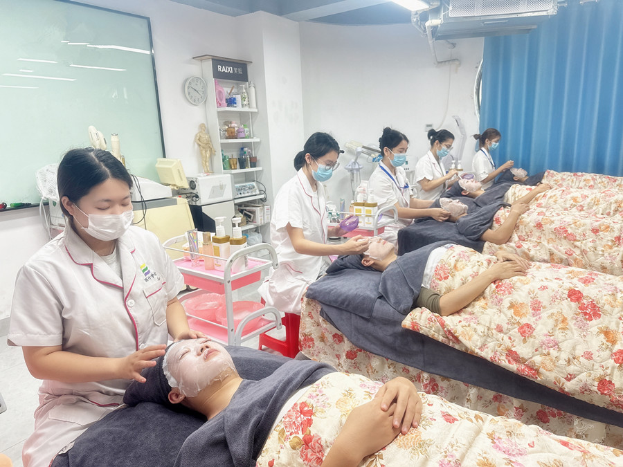 面部護理實操課堂練習，南寧美容護膚實訓