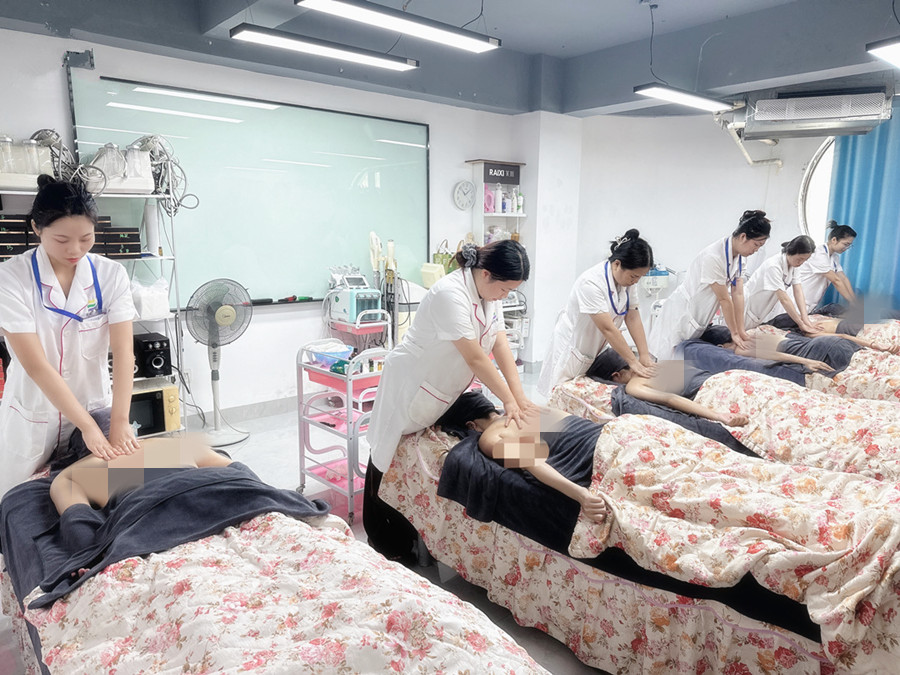 零基礎背部按摩實操課，廣西美容課堂隨拍