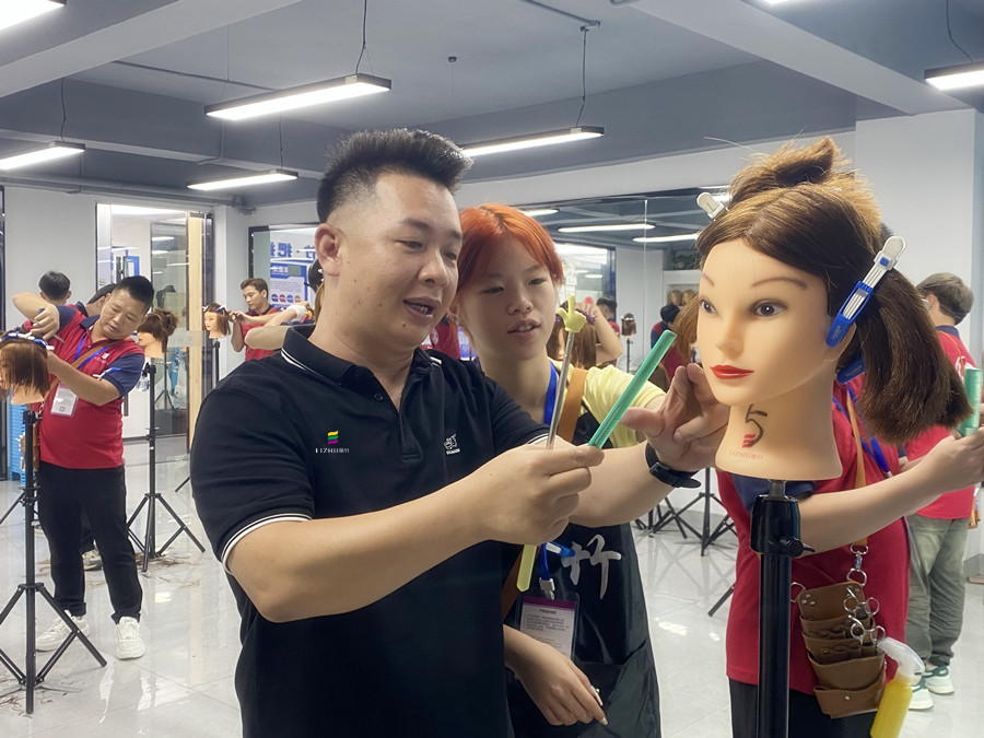 南寧美發(fā)女士精剪學員操作，南寧美發(fā)訓練