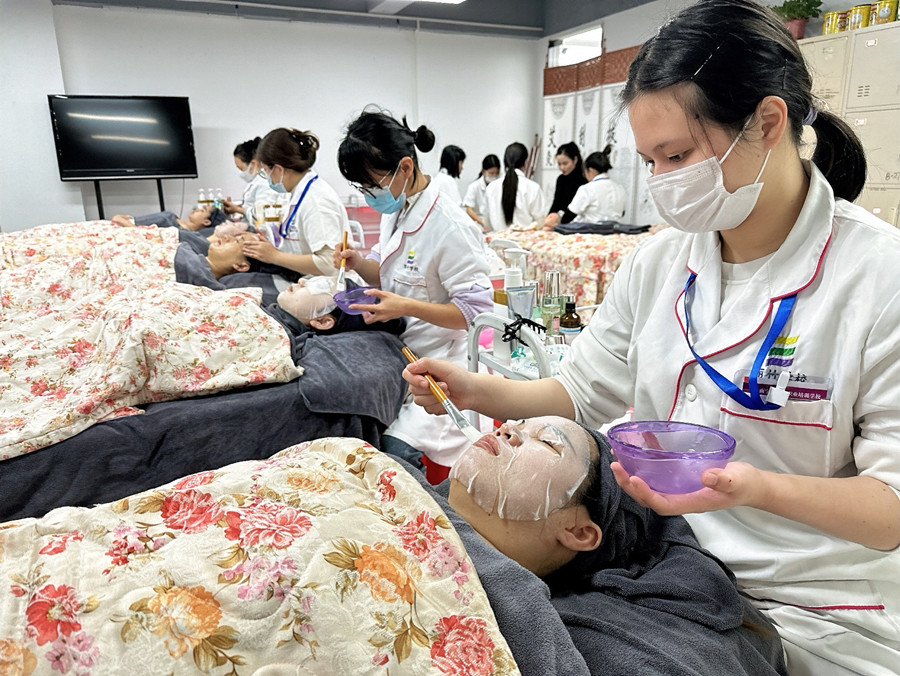 不同膚質(zhì)敷面膜的頻率，南寧護膚學(xué)校分享