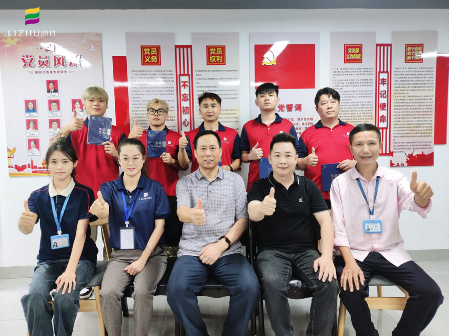 廣西美發(fā)學(xué)校畢業(yè)，校長頒發(fā)證書寄祝福