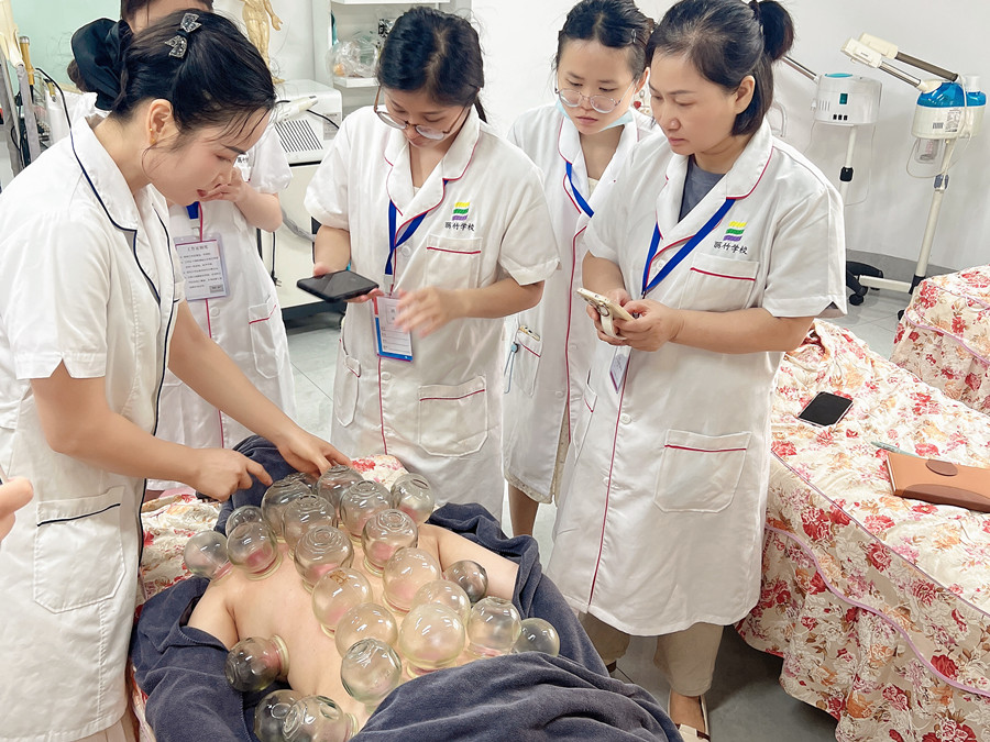 廣西美容真人實操，解鎖背部拔罐新技能