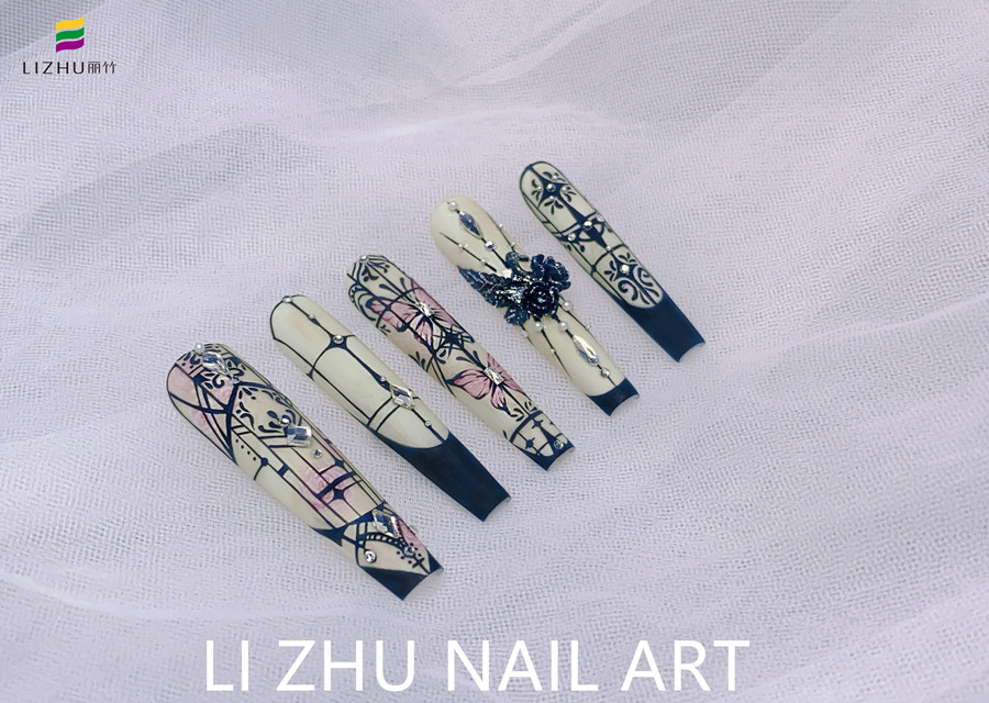 手繪花窗美甲，南寧美甲設(shè)計作品賞析