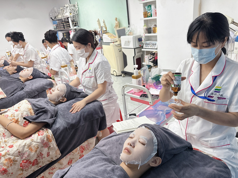 初秋面部補(bǔ)水護(hù)理，廣西皮膚管理操作講解