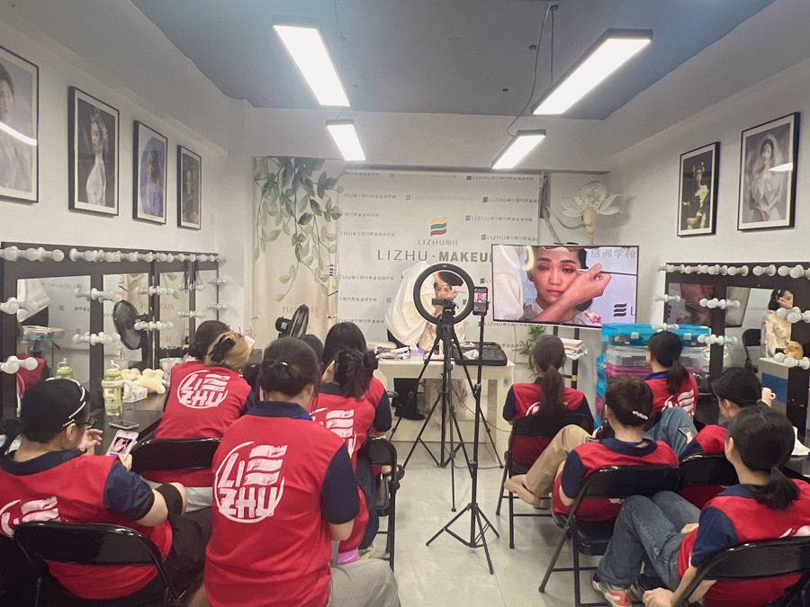 廣西化妝手法示范：法式復(fù)古寫(xiě)真造型