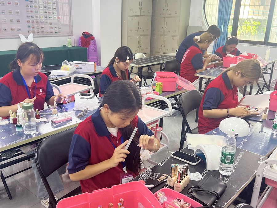 新手打磨甲片的技巧，南寧美甲訓(xùn)練