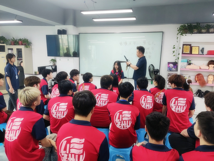 通用燙發(fā)后打理技巧，廣西燙染專(zhuān)業(yè)學(xué)校分享