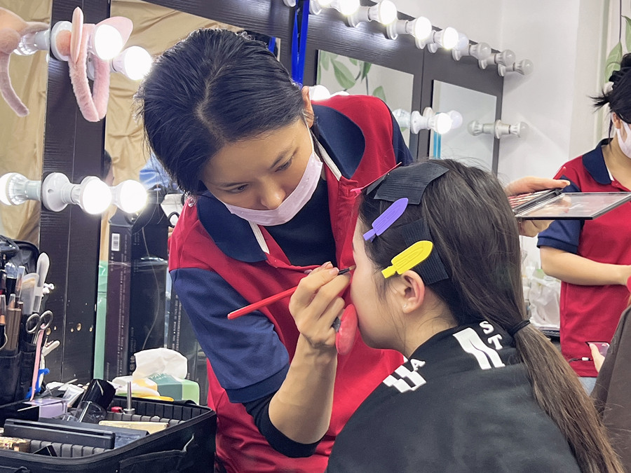 廣西彩妝實(shí)操，記錄同學(xué)們的每次努力