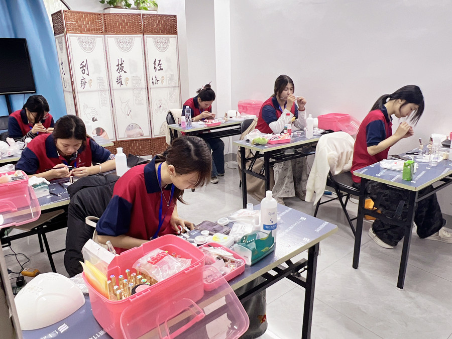 南寧美甲進修班畢業(yè)模擬考